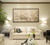 客厅古典元素与现代元素相碰撞，气势磅礴的壁画、时尚化沙发形成了一种耳目一新的设计感觉。