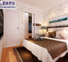 卧室全房素色壁纸铺贴，浅色木地板更使得温馨，惬意，壁柜的使用使得空间合理利用；