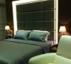 皮革造型软包床头板，结合中性色调软件，透过灯光营造出奢华感，两旁的壁灯带来画龙点睛效果。