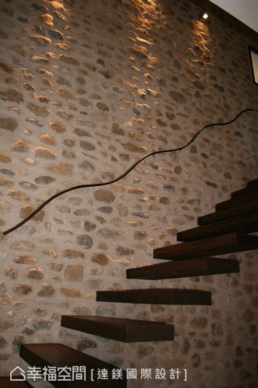 楼梯图片来自幸福空间在396平一探南法古朴文艺宅邸的分享