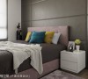 粉色系的墙头板、床垫、地毯等鲜艳色软件，在深色为主调的空间里，带来画龙点睛的效果。