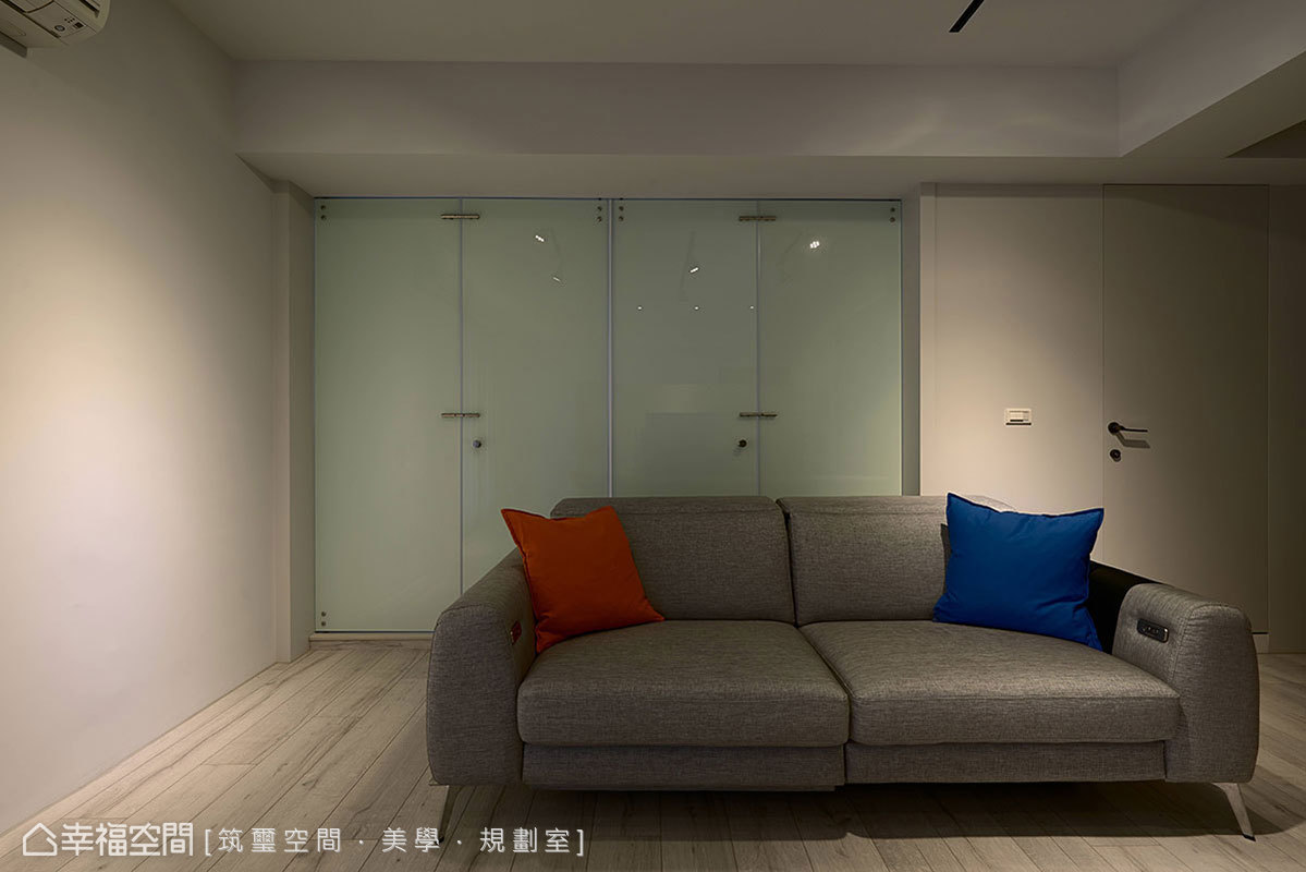 客厅图片来自幸福空间在82平每天都像住设计旅店～的分享