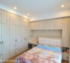 尴尬地梁下空间，水设空间室内设计工坊布局入梳妆台与床头量体，让机能获得最佳安排。