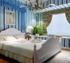 卧室设计：
条纹壁纸搭配碎花的窗帘，再搭配上碎花的床上用品，白色的家具，整个空间都是非常的甜美、温馨