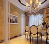 餐厅设计：
白色酒柜，在木作百叶帘衬饰下营造现代美式风格。给人一种时尚大气，加上美式吊灯更让我们感受到浪漫的氛围，大气时尚而又随意