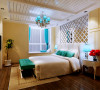 卧室装修起居室一般较客厅空间低矮平和，选材上也多取舒适、柔性、温馨的材质组合。