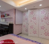 特别设计的落地柜，兼具收纳机能与造型特色，粉色雕花的门片，完美烘托空间的设计主轴。