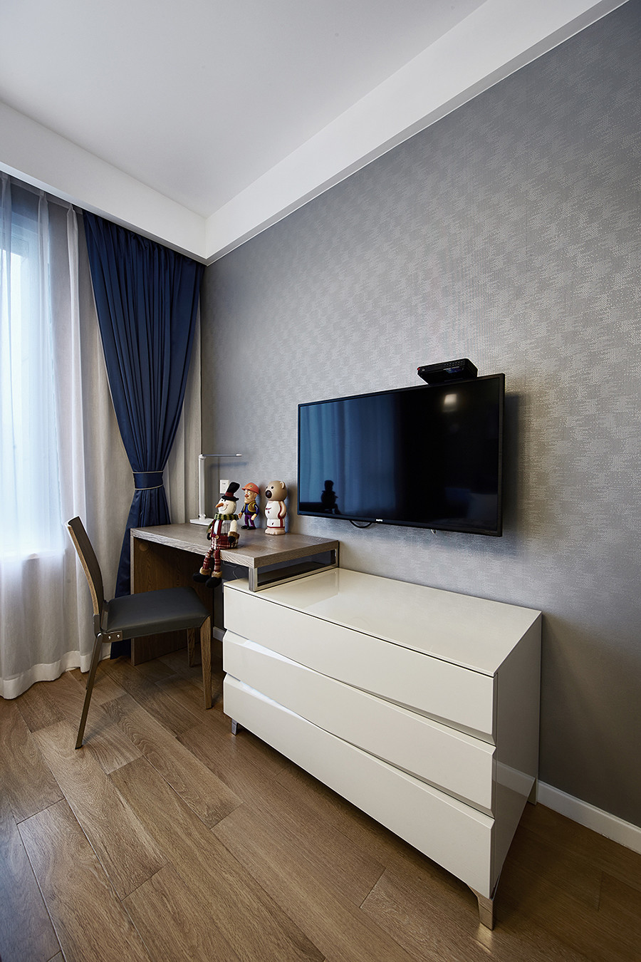 卧室图片来自家装大管家在130平现代混搭3居 家更时尚完美的分享