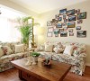 客厅的设计，采用的是碎花的沙发，体现了主人喜欢自然的感觉。