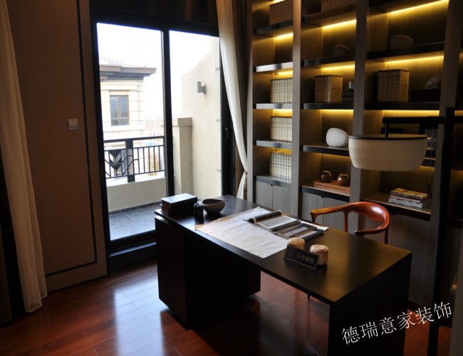 中式 现代 卧室 书房 厨房 温馨 舒适 三居 白领 书房图片来自青岛德瑞意家装饰郭欣在中式与现代的交汇三室两厅的经典的分享
