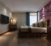 主卧室设计效果，卧室内铺设壁纸，地面铺贴木质地板