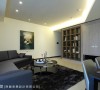 为呼应天花造型元素，杨自晔设计师特以有如海湾型状的沙发配置，增添空间趣味性，同时平衡空间感。