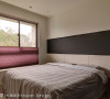 开窗设计援引自然为景，床头板置物小平台，内嵌间接灯光，打造出温和的空间色调。