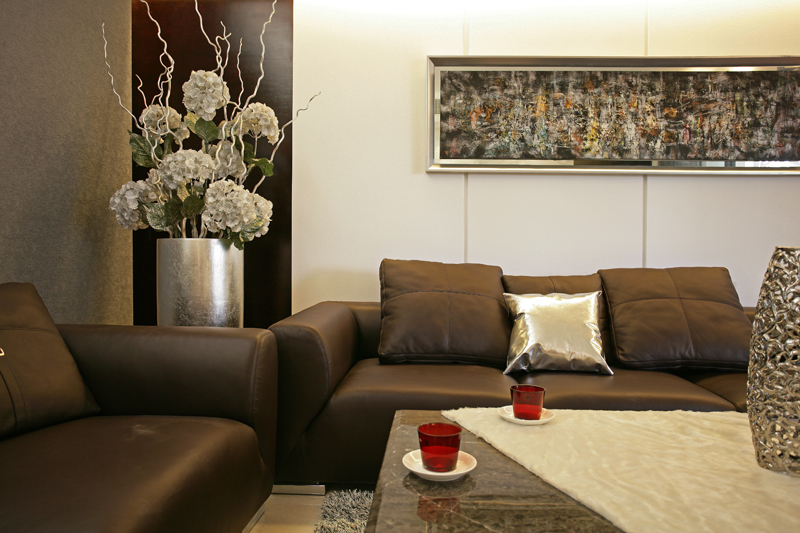 现代 二居 白领 收纳 旧房改造 客厅图片来自幸福亿家装饰在中海城圣朝菲整装案例的分享