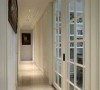 具穿透性的书房玻璃门、天花板造型以及走廊尽头端景，缩减视觉上廊道长度，创造出犹如艺廊般的知性美。