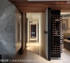 李千惠设计师利用冰箱深度规划红酒柜，也方便屋主与宾客在餐厅品酒小酌。