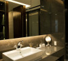 伯爵灰的大理石台面搭配水晶龙头的洗手台，营造大饭店式的精品质感。