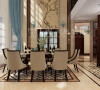 新中式装修普罗旺世600平别墅餐厅效果图，整个空间为暖灰色调，加入一些天蓝色装饰，使人能够眼前一亮