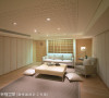 从壁面与天花皆采用吸音棉，地毯同时也具吸音效果，在日式简雅的色系铺排中，尽情享受家庭视听娱乐。