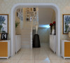 楼梯间以对中轴对称的设计理念一分为二，弧形的哑口为欧式风格的固有造型，配以白色楼梯，墙面的照片墙记载家庭梦想。