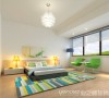 此区域为客房区域，设计师在设计此区域主要运用的北欧风格的家具、绿色的花地毯及绿色的休闲椅有效的搭配。