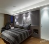 卧室在细节上，设计师力求勾勒出后现代特有的气质，实用、舒适、自然、自我。