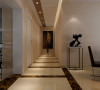 走廊位置的设计效果，整体走廊的顶部用石膏板和亚克力玻璃划分出来，地面用黑色瓷砖做出斑马线的层次效果，很有时尚感