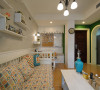 墨绿，橙黄，湛蓝，玫红，色彩的完美撞击与融合，让家具时刻舞动在多彩的空间中，椰子树般的绿意和极具美式风格的拱形背景以及餐厅背景墙上的生活小细节……