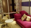 小小的客厅，淡色的地板，时尚桌椅，枚红色沙发整个点缀了客厅，绝对是亮点，因为房间小，所以里面基本没有隔墙，都采用推拉门设计，节约空间^^