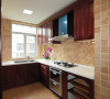 厨房设计采用木质橱柜配上相同色系的浅色瓷砖作为搭配，晚上搭配灯光效果给人以温馨的感觉。