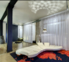 客厅大大的印花地毯为公寓增添民族异域风情的同时，与白色的沙发搭配又体现了当代混搭主义。