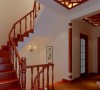 楼梯设计：
实木的楼梯扶手体现了中式的沉稳，天花吊顶运用木质的格栅等这些元素都将中式在这体现的淋漓尽致