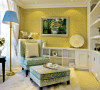 厚重的家具搭配着碎花的设计，表现一种悠闲、舒畅、自然的生活情趣。