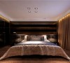 卧室设计：
主卧的床头用镜子和软包拼接，并且下面整体做软包床头，采用深灰色的绒面材质，实用的同时增加舒适感和视觉感，与整体空间相结合，展现了房主崇尚时尚前卫简单生活的态度。