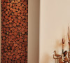 玄关的对景采用自然质朴的木头横截面为装饰