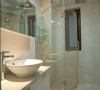 白色的浴室柜和简单的配置让卫生间显得清爽大方