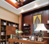 书房深色木在东南亚风格家具中常常出现，并大量运用，在搭配上，东南亚风格虽然浓烈，但很好的避免了杂乱，整体较为稳中有序，传统、清爽。