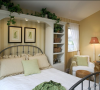 床头上绿色植物自然下垂与装饰画共同构成了一道亮丽的风景线