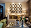 进入室内，素雅的沙发与地毯、明黄色的墙面，简洁与细腻交织在一起。