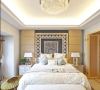 卧室中的卧室背景墙是中式味道最重的地方，有中国传统木格造型，体现出在生活中的品位。