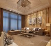 客厅最大特色便是仿木质沙发背景墙，其他软装则应用漆面、金属质感的材质的运用，呈现空间的时尚与雅致。