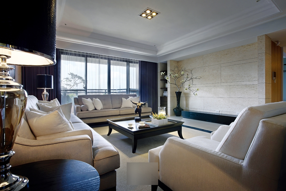 简约 欧式 三居 客厅图片来自百合居装饰工程有限公司在现代简约 宁静空间的分享