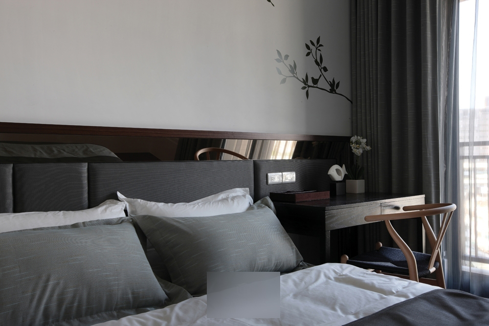 简约 欧式 三居 卧室图片来自百合居装饰工程有限公司在现代简约 宁静空间的分享