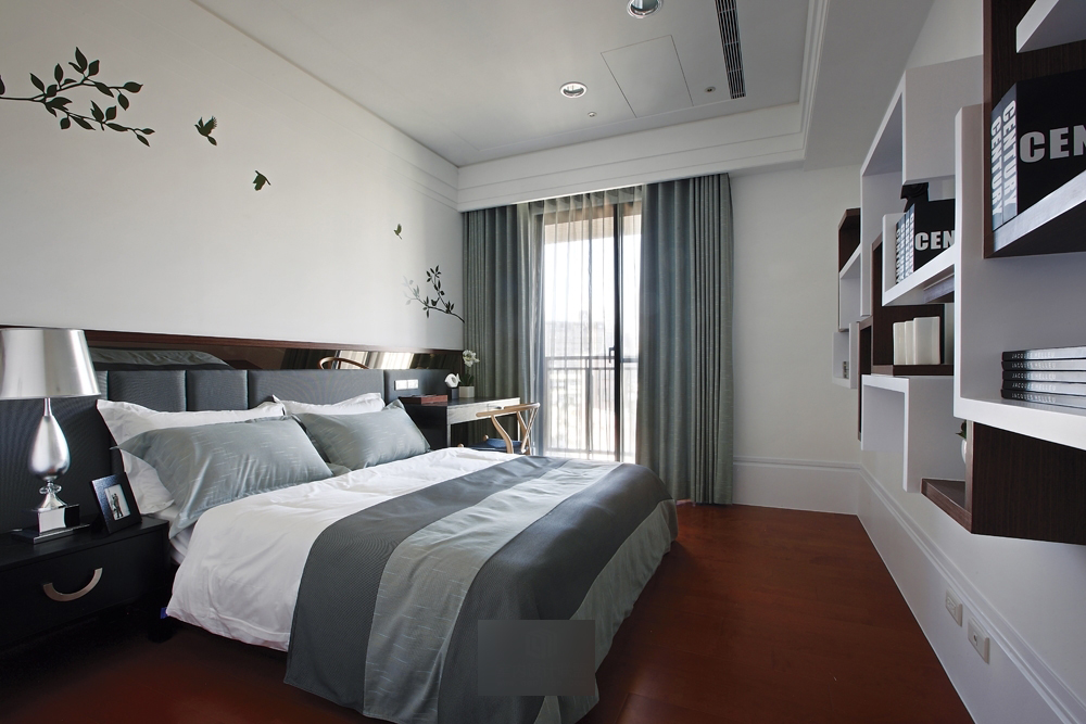 简约 欧式 三居 卧室图片来自百合居装饰工程有限公司在现代简约 宁静空间的分享