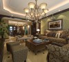 客厅整体的设计效果由壁纸、彩漆和具备美式风格的元素组成，整个设计方案非常的完整大气。