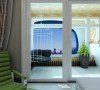 这里是主卧室的展示角度，主卧室和阳台的位置之间安装玻璃推拉门，设置休闲区域。