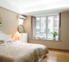 暖色调的卧室，在客厅等的设计中，又凸显了温馨感