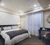 主卧室床头墙面以细腻的裱布线条展现和谐美感，局部镶嵌灰镜增添摩登风情。