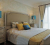 巧妙的简化卧室造型，用高靠背的床头形象配合鲜明布料的混搭，形成了舒适的空间感。