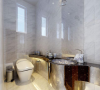 卫生间运用了大量的白色瓷砖，使得卫生间看起来整洁大气，金属色的面盆和浴室柜在其中起到了点缀的作用。